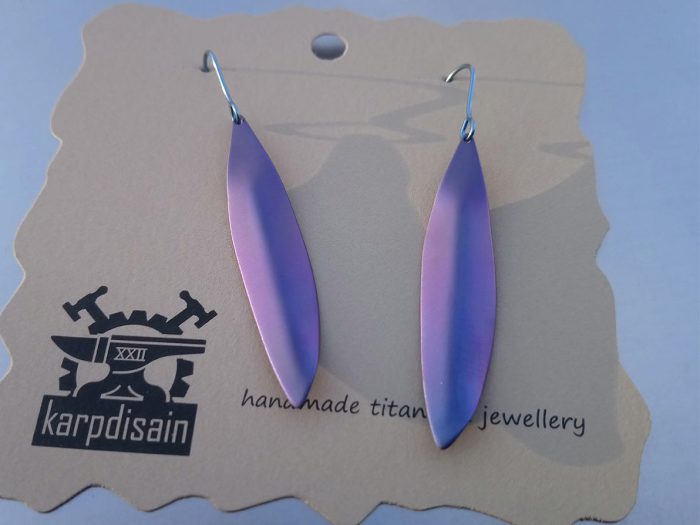 Titanium Earrings “Olive Leaf”. 3 grams. Length: 30-66 mm. Anodized. Different colors. Price 55€